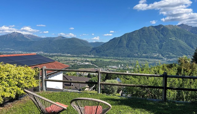 Well-maintained detached house on a sunny slope with magnificent panoramic views in Contra