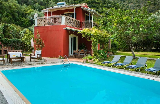 2 bedroom Villa, sleeps 4 in Mikros Gialos with Pool, Air Con and WiFi