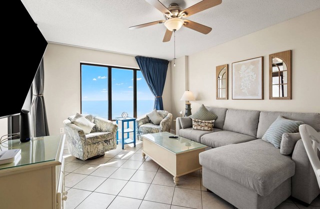 Steps from the ocean, spacious condo w/fitness center, indoor and outdoor pools, hot tub in North Myrtle Beach