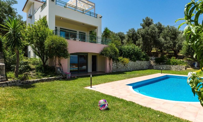 Agia Triada House | 200 m² House ∙ 4 bedrooms ∙ 9 guests