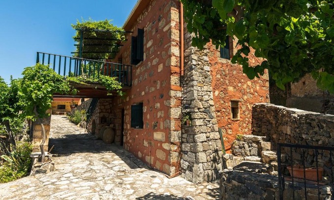 Embrosneros Apartment | Rigas traditional hospitality