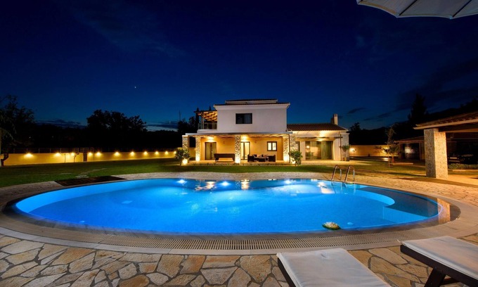 Dassia Villa | Villa Black & White Dassia