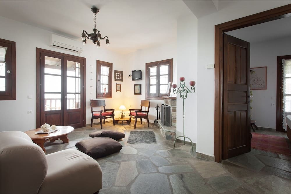Photo of Livingroom in Mouresi