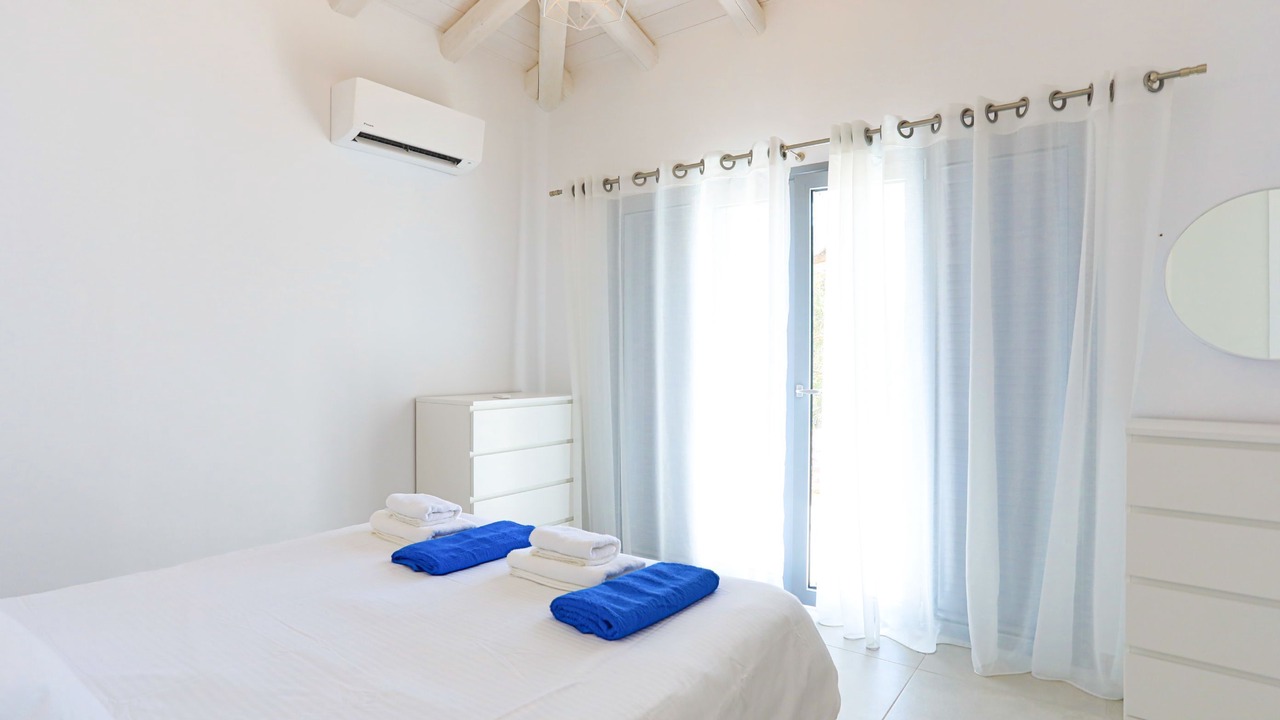 Photo of Bedroom in Petaleia