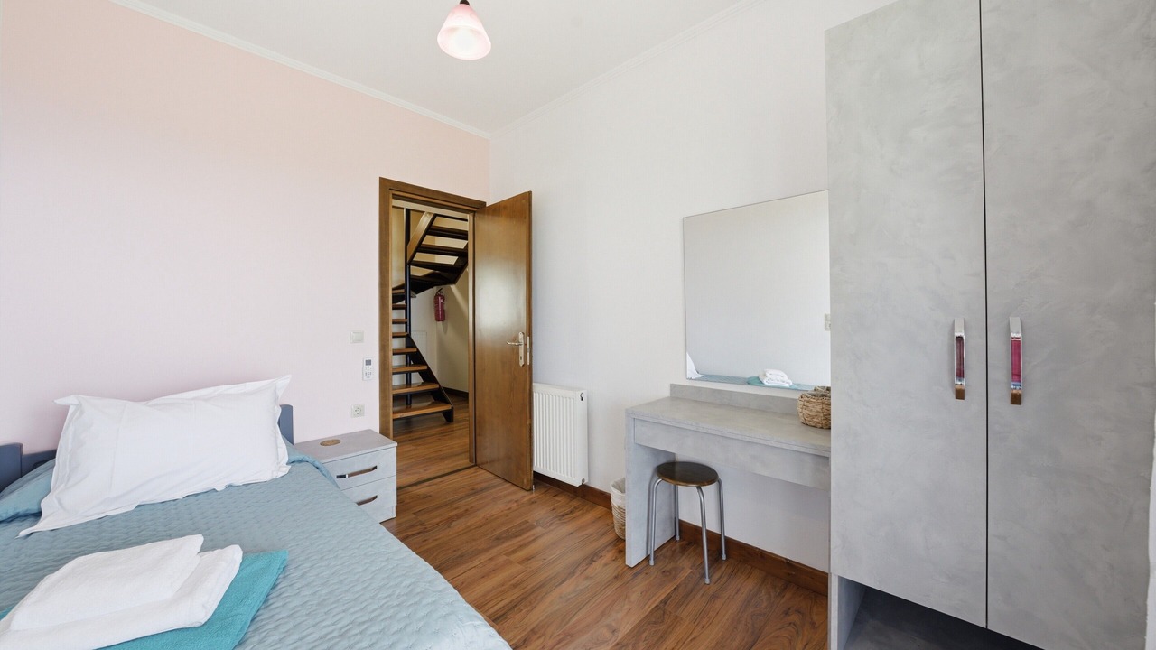 Photo of Bedroom in Petaleia