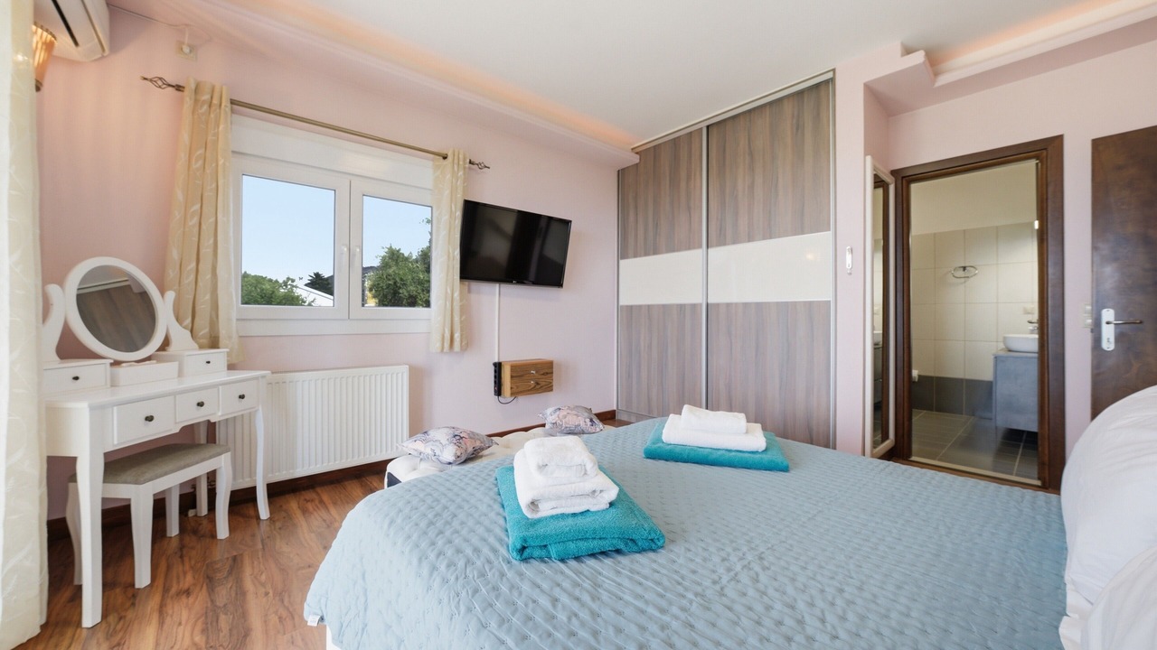 Photo of Bedroom in Petaleia