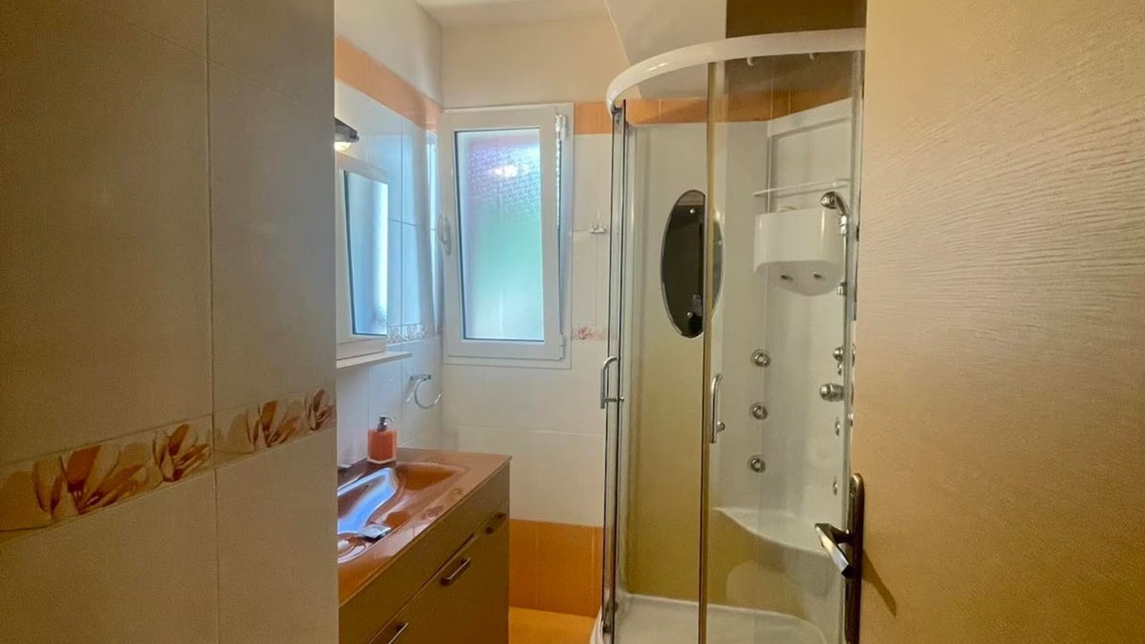 Photo of Bathroom in Plepi