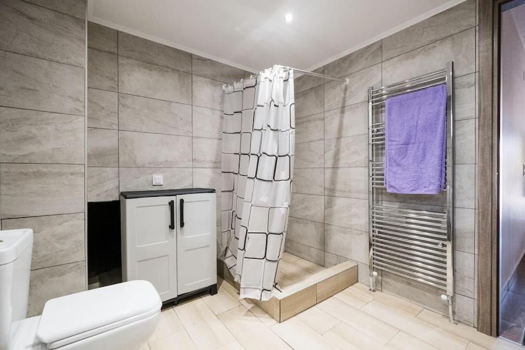 Photo of Bathroom in Drama