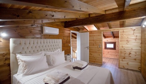 The Stonewood Cottage - 2 Bedroom Poolfront Villa with Sea View, Sauna & Shared Pool