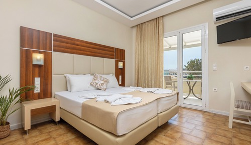 Superior Triple Room, Pool View