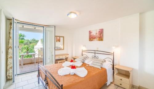 Two-Bedroom Deluxe Apartment with Balcony
