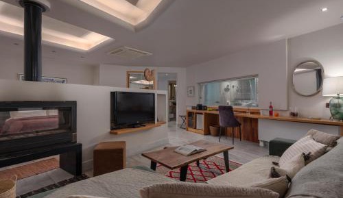 Valeni Grand Suite with Indoor Jacuzzi and Panoramic View
