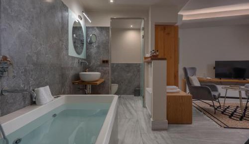 Signature Suite with Indoor Jacuzzi