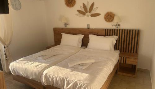 Deluxe Double Room with Side Sea View