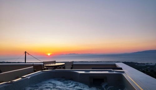 Studio (2 Persons) with Outdoor Jetted Tub and Panoramic Sea and Sunset View