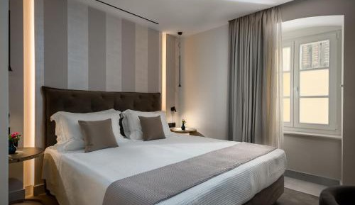 Deluxe Suite Side Sea View