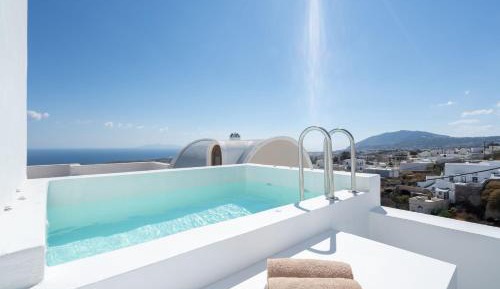 Honeymoon Suite with Sea View, Private Heated Pool & Steam Room - B4