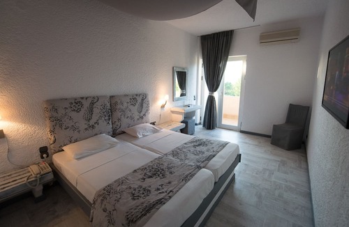 Longos Hotel | Long Beach Resort