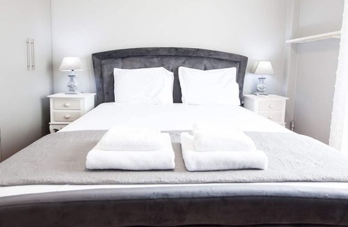 Galatsi Apartment | Modern apt with Increbilbe Athens Views