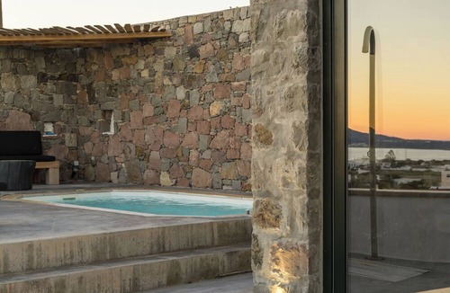 Milos Apartment | Petra Residence Mini Pool Spa