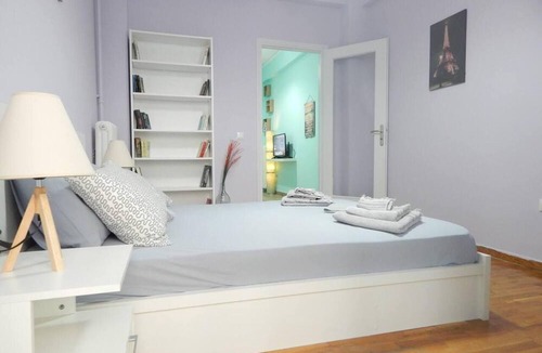 Attiki Apartment | 2 Bed Flat - Sleeps 4 - Pets - Parking - Wifi