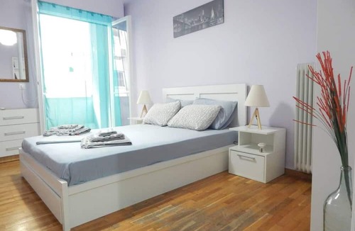 Attiki Apartment | 2 Bed Flat - Sleeps 4 - Pets - Parking - Wifi