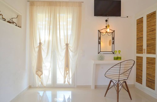 Milos Hotel | Hawk Stone