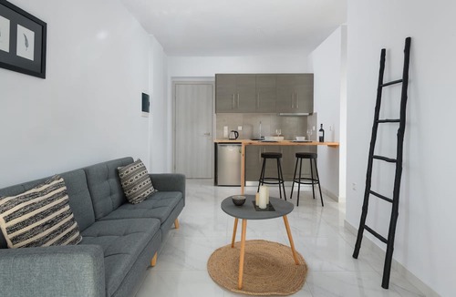 Petaloudes House | L&C Apartments
