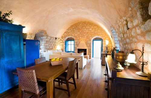 Omales Hotel | Arapakis Historic Castle