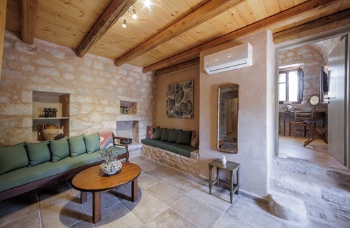 Omales Hotel | Arapakis Historic Castle