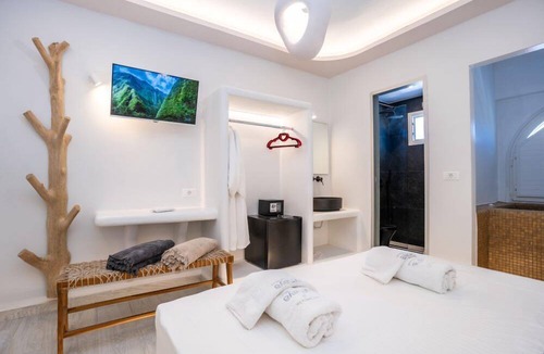 Perissa Hotel | Zen Suites & Spa