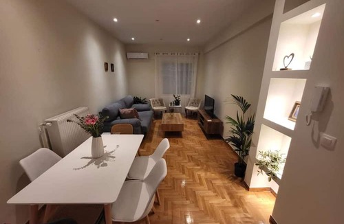 Makrigianni Apartment | 2 bd Renovated Flat at Acropolis