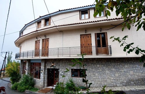 Eptalofos Hotel | To Balcony tis Agorianis