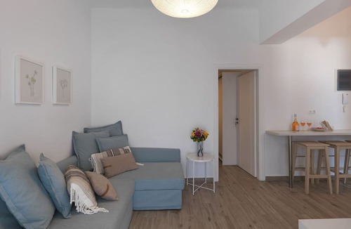 Neos Kosmos Apartment | Leontiou22 1L · Athenian 2bdr apartment with sunny