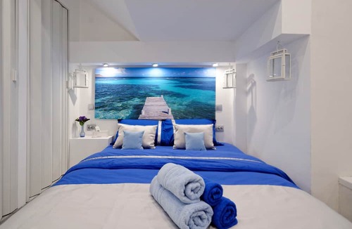 Mousio Apartment | SANTORINI STYLE IN ATHENS! GERGEOUS BATHTUB/NATHIONAL ARCHEOLOGICAL MUSEUM