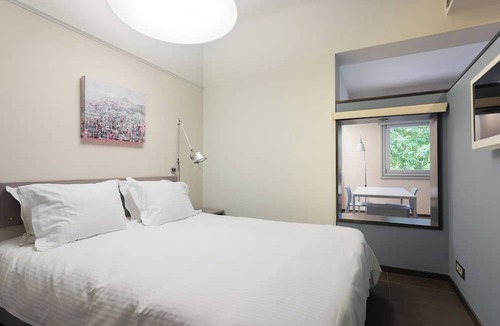 Plaka Apartment | Plaka: Stylish Flat Overlooking Cathedral Sq. CM1