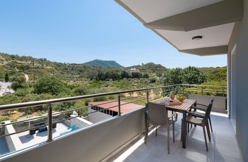 Petaloudes Apartment | Villa Divina