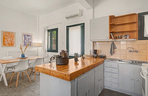 Kea House | Holiday Home 'The By The Sea' with Shared Garden, Balcony and Wi-Fi