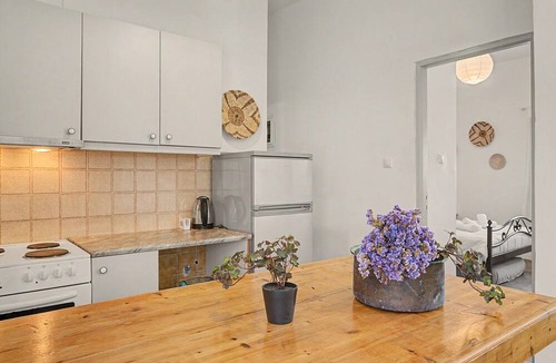 Kea House | Holiday Home 'The By The Sea' with Shared Garden, Balcony and Wi-Fi