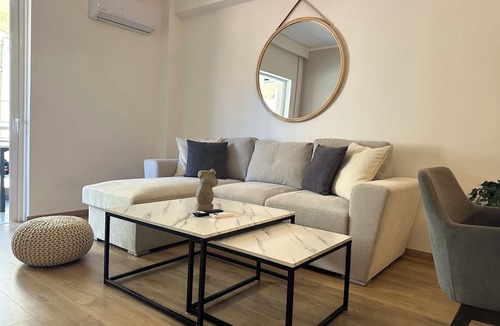Petralona Apartment | N27 Purple Rainbow
