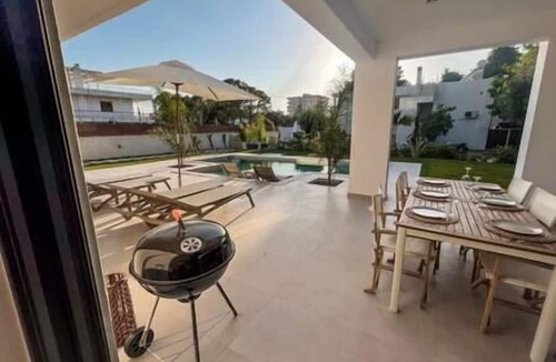 Loutraki Villa | Villa Kala Loutraki: Private Pool & Sauna I Beach