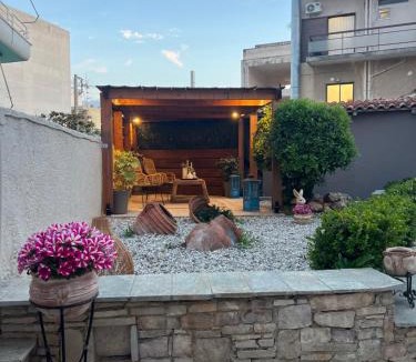 Markopoulon House | Garden Square Inn