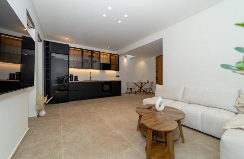 Petroupoli Apartment | Andromeda Suite Private Jacuzzi & Cave Shower