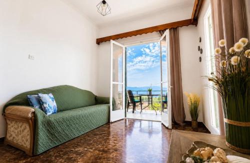 Aipeia Apartment | The Olive Deck Sky