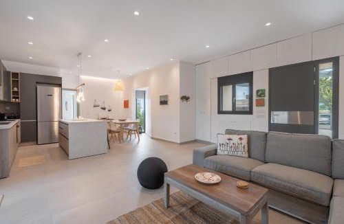 Aegina Town House | Green & Purple