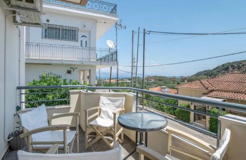 Aigio House | Family home