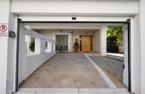 Amarousion Apartment | Garden Apartment next to the Mall -Private Parking
