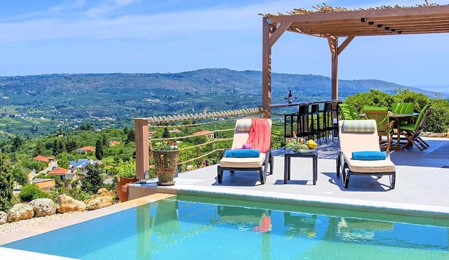 Hut "Villa Vardis" with own pool