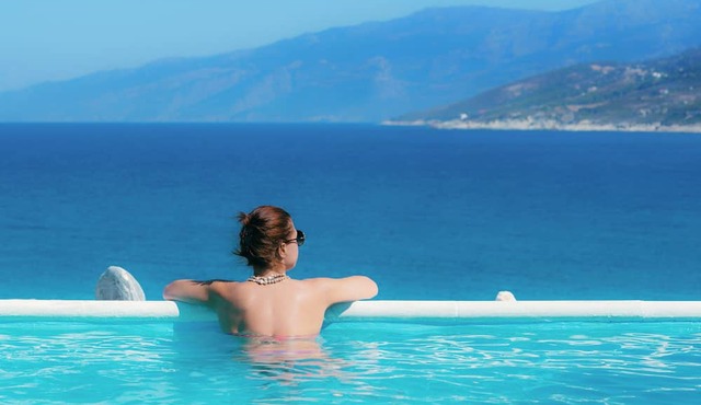 Cavos Bay Hotel and Studios