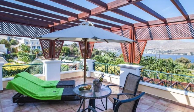 Crithoni's Paradise Hotel